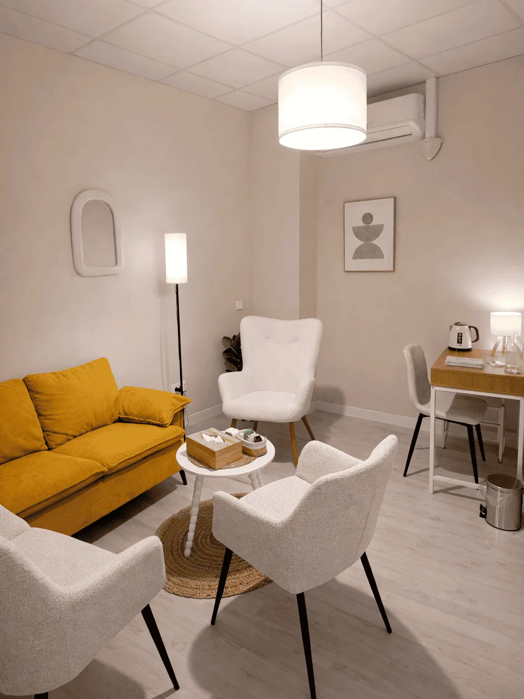 Sala de reuniones en alquiler por horas en Carabanchel, Madrid, con sofá, butacas, mesa de centro y escritorio