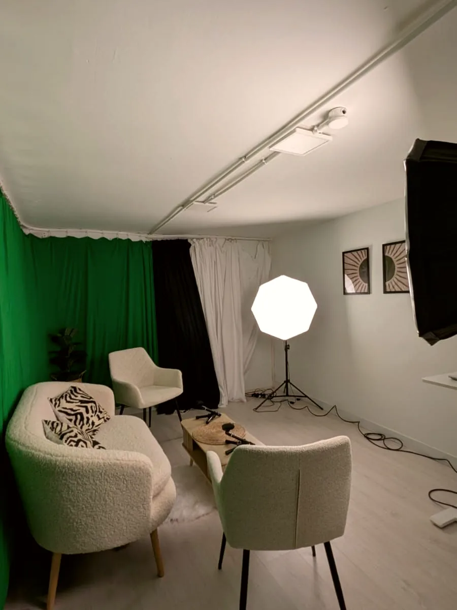 Estudio de grabación en Carabanchel, Madrid, con fondos croma, negro y blanco, sofá, dos sillones y un foco octogonal