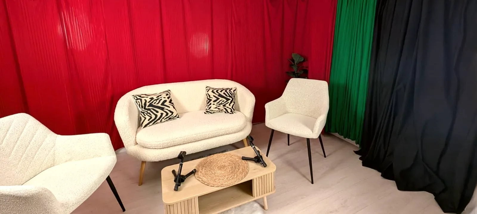 Sofá y sillones blancos delante del fondo rojo
